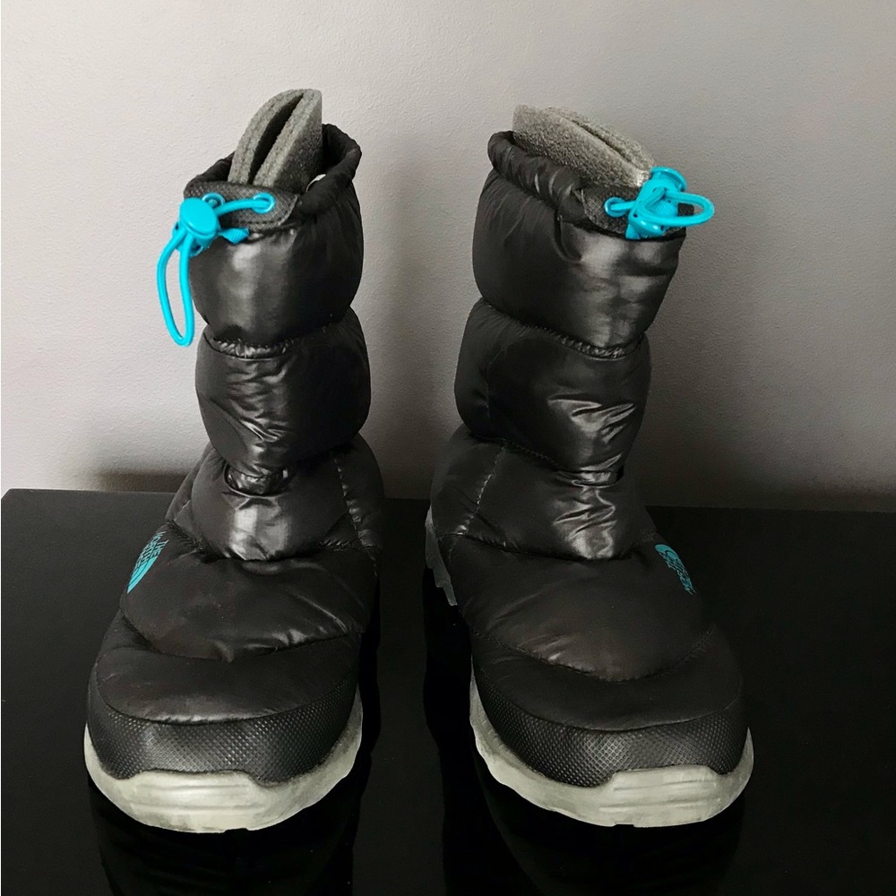 The iconic North Face Bootie is keep your feet warm during cold winter. - Picture 2 of 15